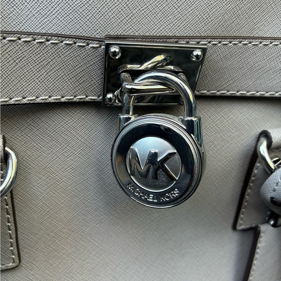 Michael Kors Bag,Michael Kors Light Gray Shoulder Bag. - Picture 6 of 16